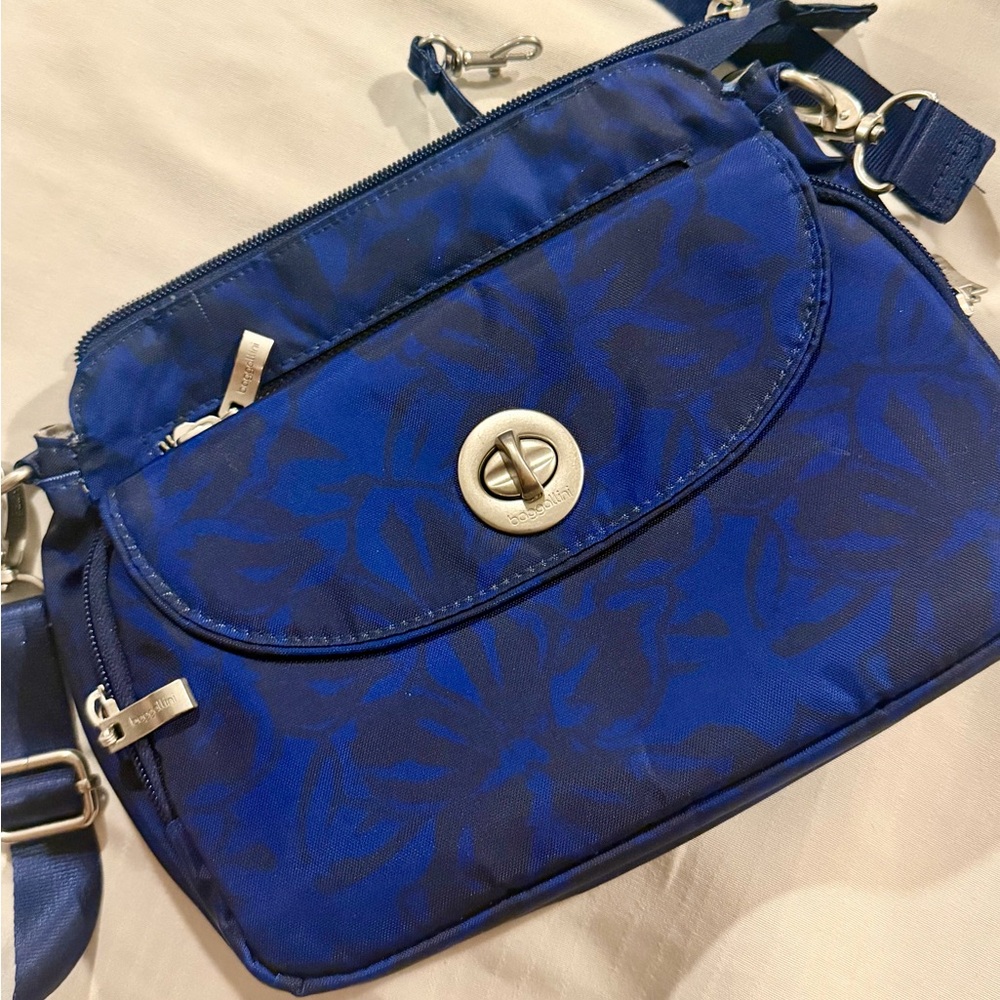 Baggallini Navy Blue Crossbody Bag Lightweight Travel NWOT Multiple Pockets - Picture 3 of 11